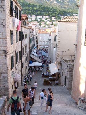 Sie haben einen Blick über eine Seitenstraße in Dubrovnik.