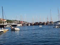 Sie sehen Motorsegler im Hafen von Hvar, die im Sandwich liegen.