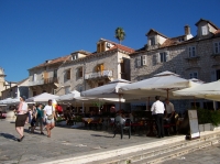 Sie sehen das Zentrum von Hvar direkt am Hafen.