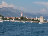 Sie sehen die Einfahrt in den Hafen von Trogir mit dem Motorsegler Otac Ivan.