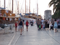 Sie sehen die Hafenpromenade von Trogir.