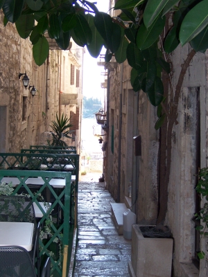 Sie sehen einen Blick durch eine Gasse auf der Insel Korcula.