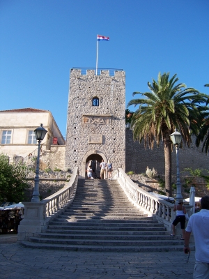 Sie sehen das Eingangstor auf Korcula.