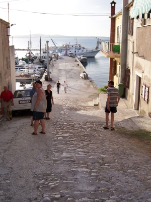 Sie sehen den Weg zum Dorfstrand.