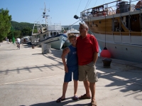 Sie sehen Kapitän Branimir mit Enkel Andrija im Hafen von Slano.