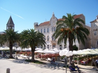 Sie sehen die Promenade am Hafen von Trogir.