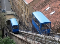 Sie sehen die Gondeln von der Unter- in die Oberstadt.